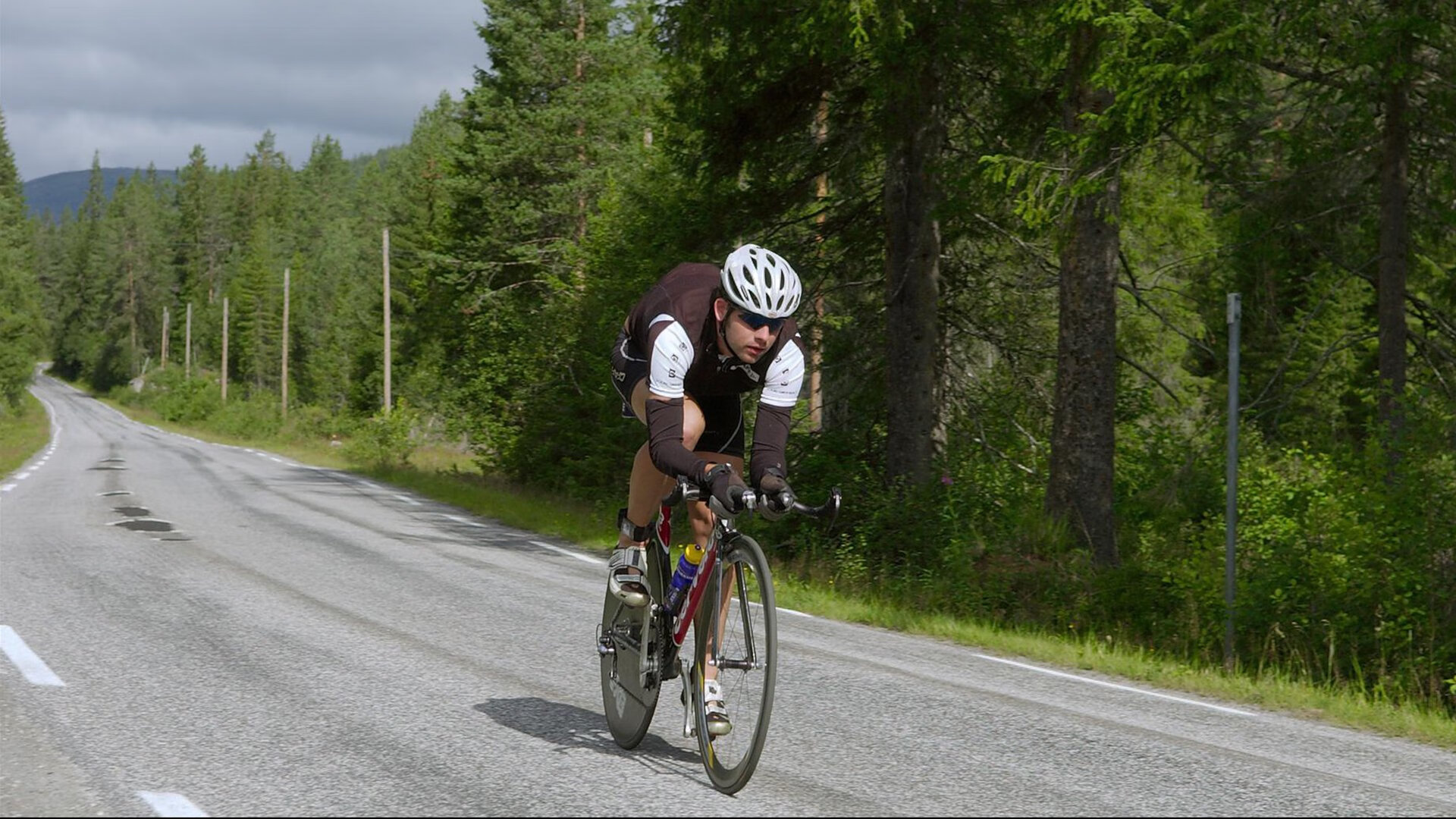 开云APP-瓜帅爆改20岁新星！1米93踢边后卫如今有望冲击三狮主力